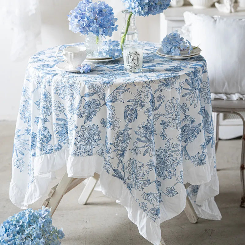 Nappe en coton brodée à volant