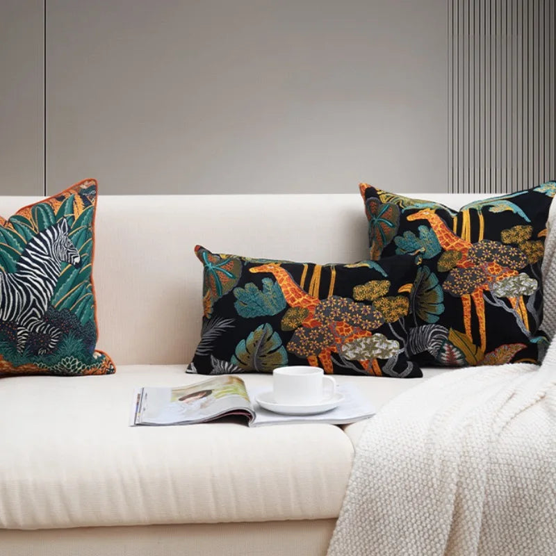 Coussin brodé en velours Girafe