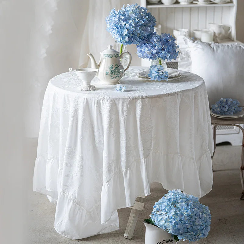 Nappe blanche brodée a volant