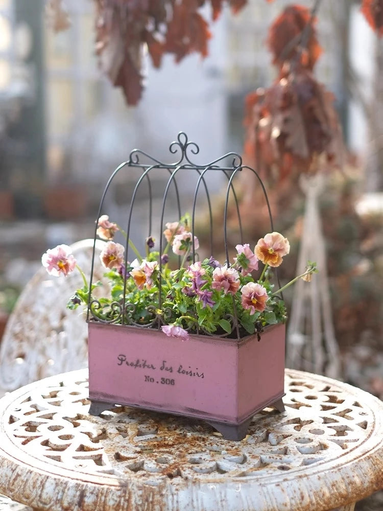 Pot de fleur rétro en ferronnerie