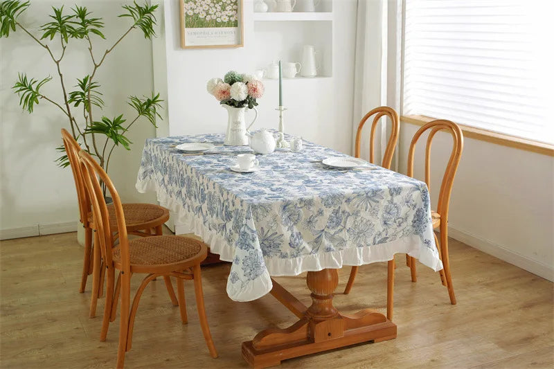 Nappe en coton brodée à volant
