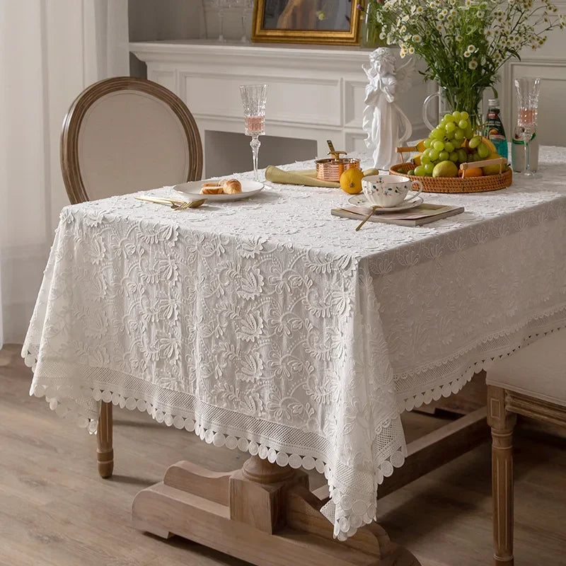 Nappe de luxe brodée en dentelle blanche