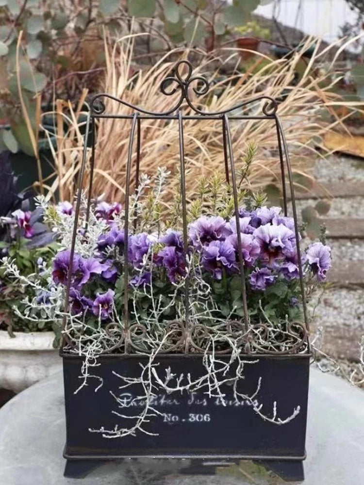 Pot de fleur rétro en ferronnerie