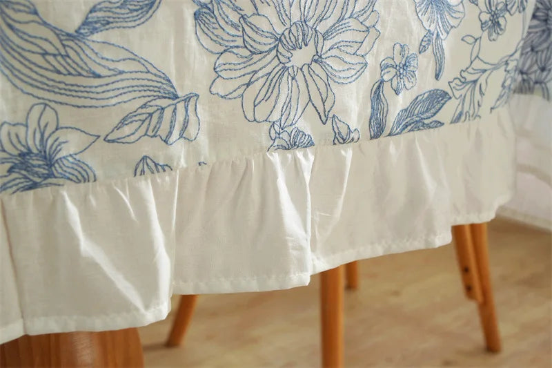 Nappe en coton brodée à volant
