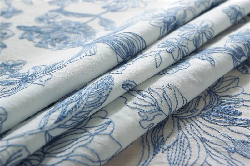 Nappe en coton brodée à volant