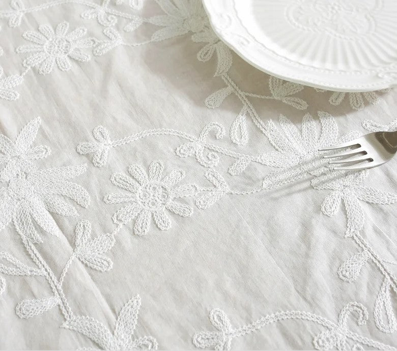 Nappe blanche brodée a volant