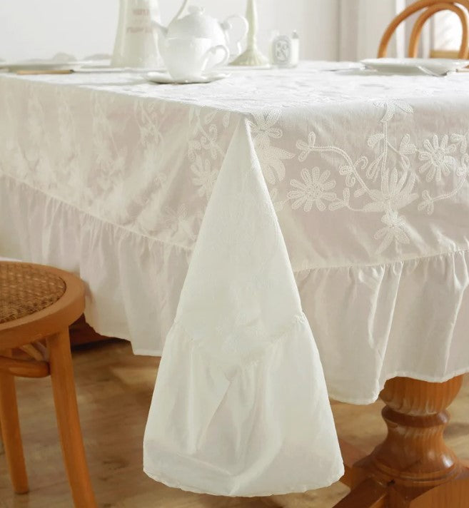 Nappe blanche brodée a volant