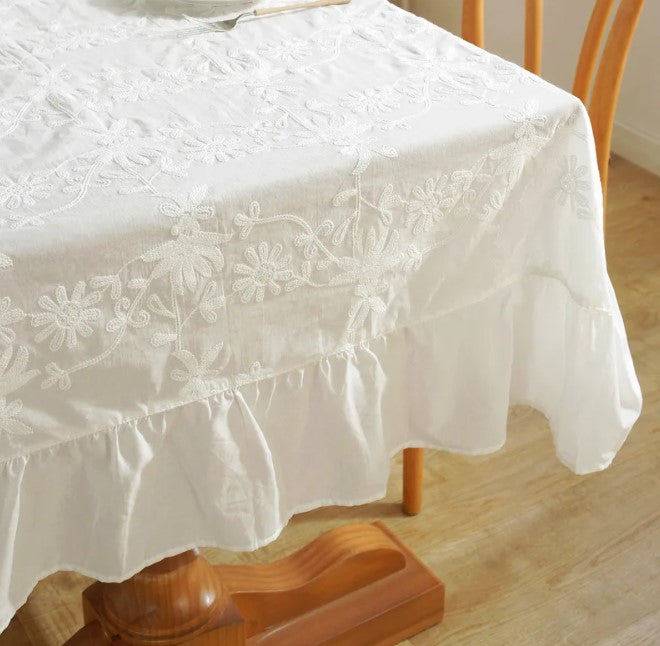 Nappe blanche brodée a volant