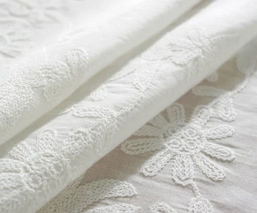 Nappe blanche brodée a volant