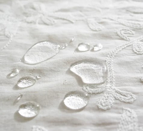 Nappe blanche brodée a volant