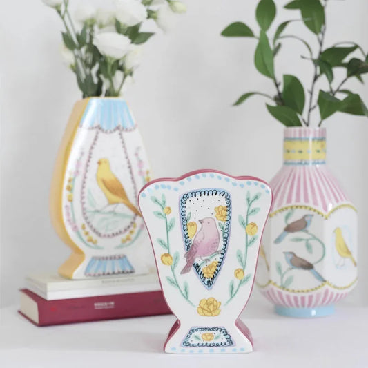 Vases aux motifs naïfs en céramique